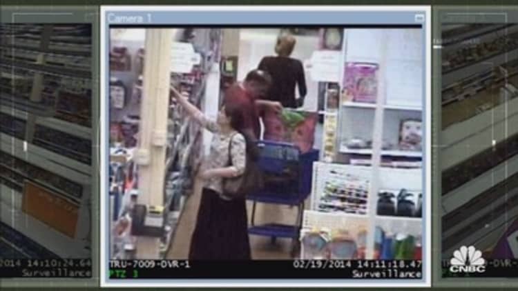 Security footage shows this family of thieves shoplifting in broad daylight 