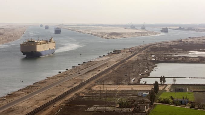 Los cargueros navegan en el Canal de Suez entre Port Said e Ismailia, a unos 100 kms al noreste de El Cairo.