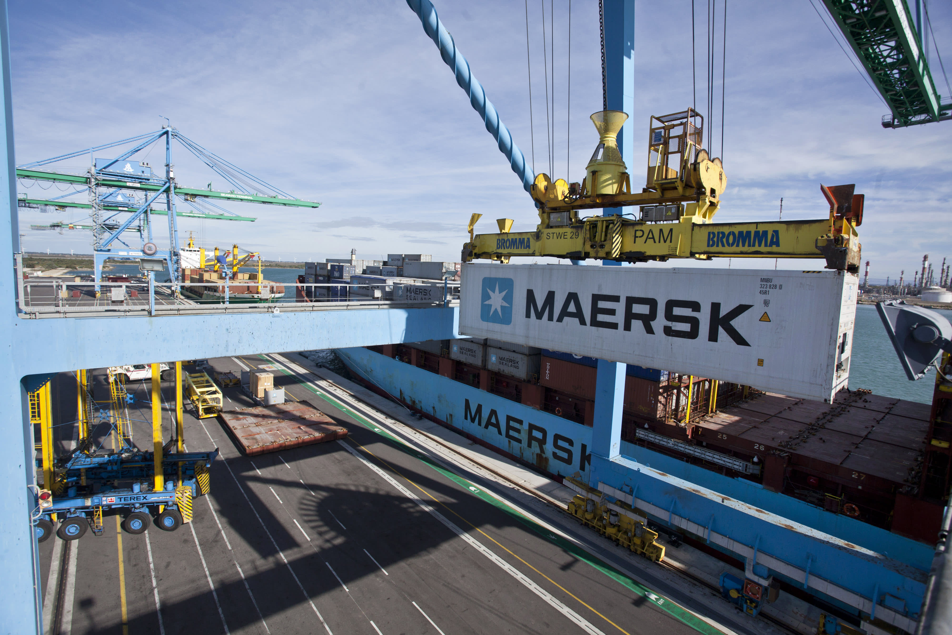 Shipping giant Maersk considers suspension of all deliveries to and from Russia