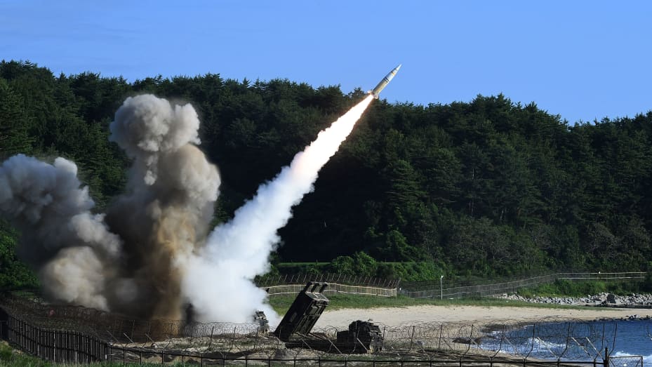 En esta fotografía publicada por el Ministerio de Defensa de Corea del Sur, el sistema de lanzamiento múltiple de cohetes M270 de EE. UU. dispara un misil táctico del ejército MGM-140 durante un ejercicio conjunto de misiles de EE. UU. y Corea del Sur destinado a contrarrestar la prueba de misiles balísticos intercontinentales de Corea del Norte el 5 de julio de 2017 en Costa Este, Corea del Sur.