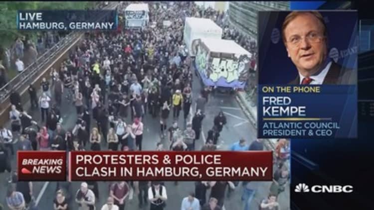 Police and protestors continue to clash in Hamburg around G-20 summit