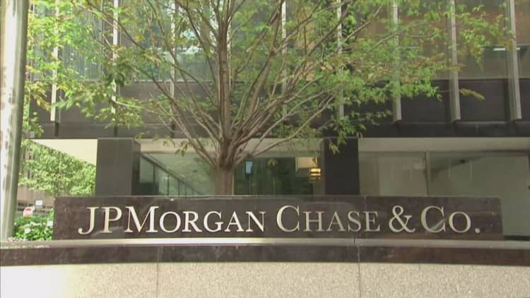 JPMorgan smashes Wall Street estimates, but shares decline on outlook