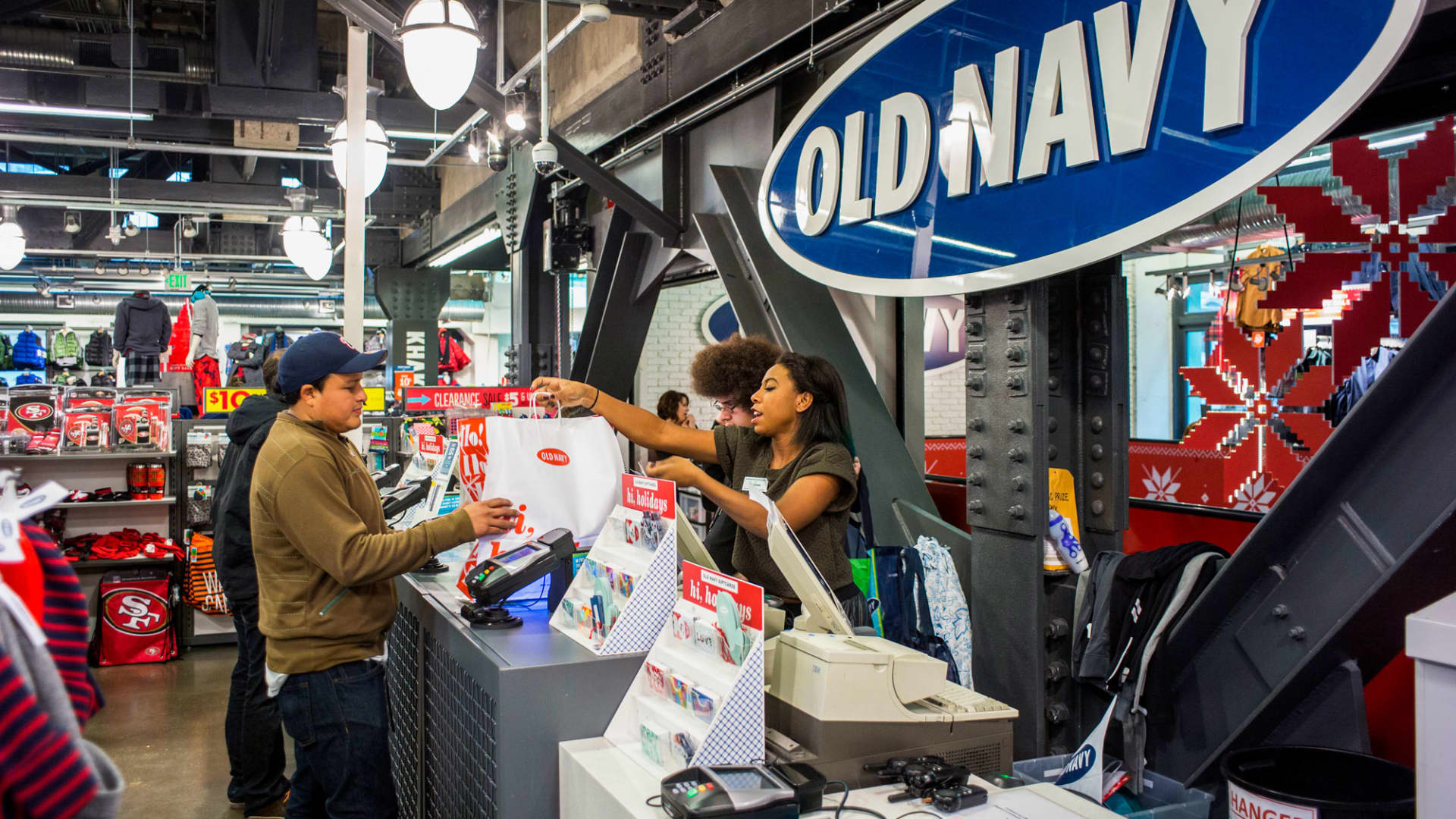Old Navy CEO to exit as parent company Gap cuts sales guidance