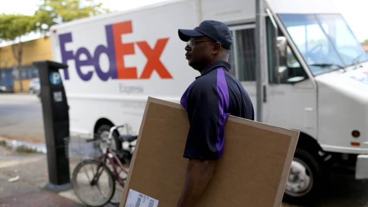 FedEx cuts full year EPS guidance
