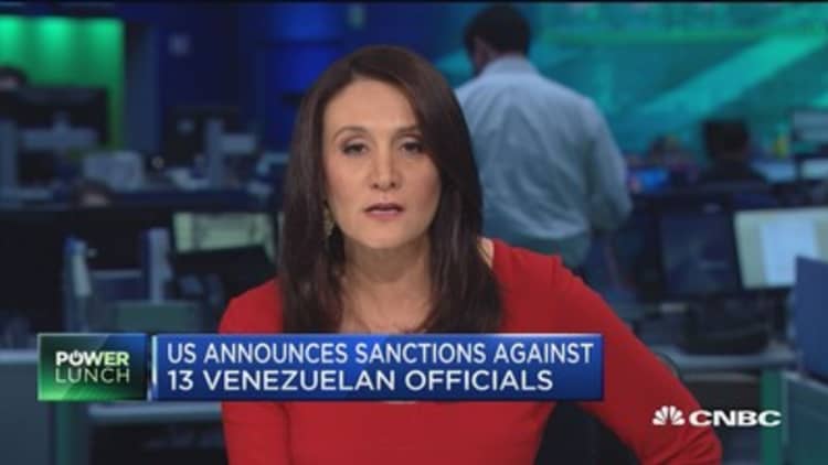 US announces sanctions against 13 Venezuelan officials