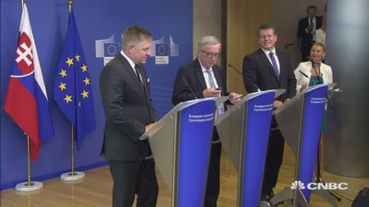 Merkel calling! EC chief Juncker's phone interrupts press conference