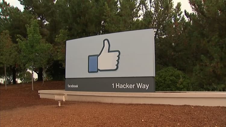 Hundreds of Facebook cafeteria workers demand a raise