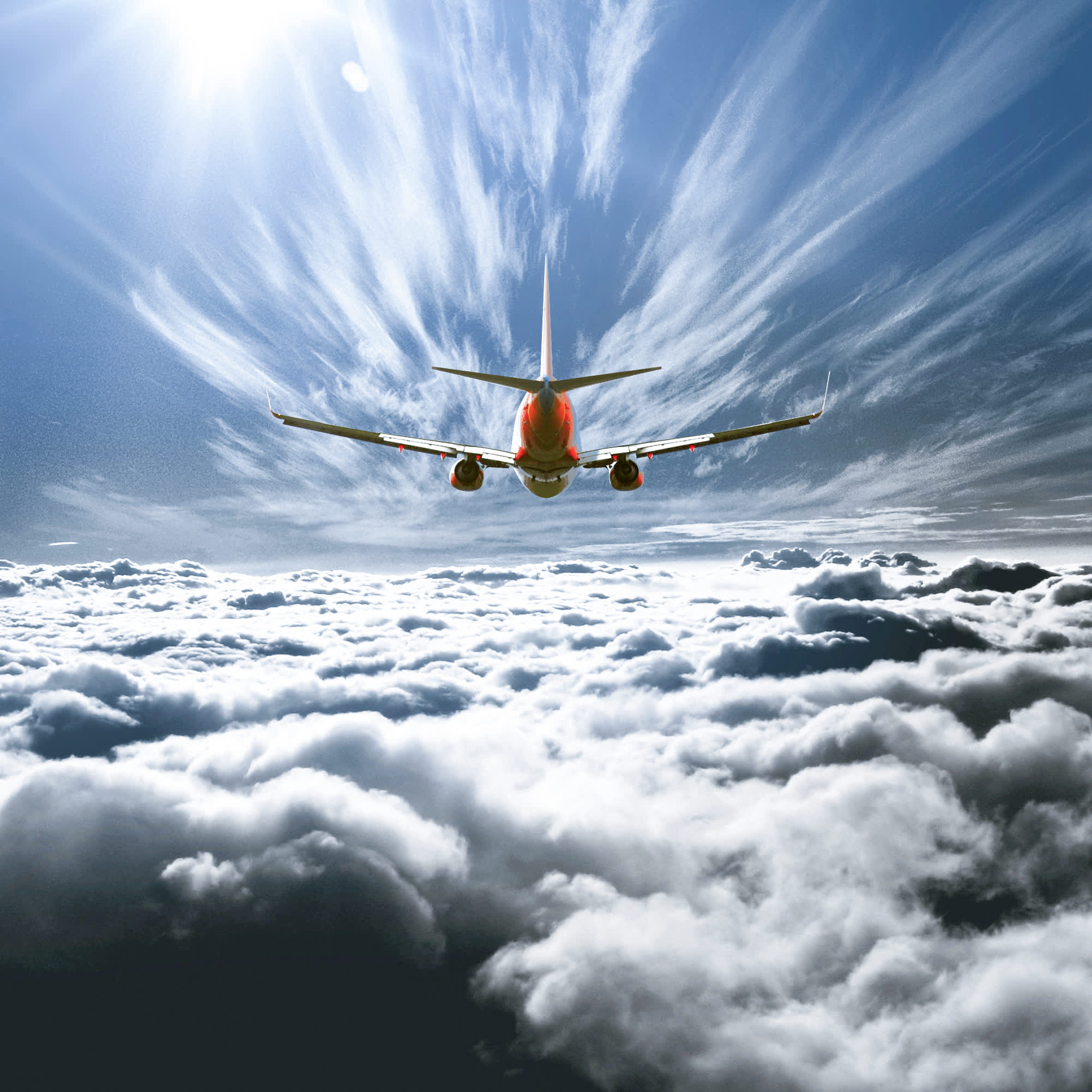 Стремительный полет самолета. Самолет в небе. Самолет в облаках. Красивый самолет. Самолет над облаками.
