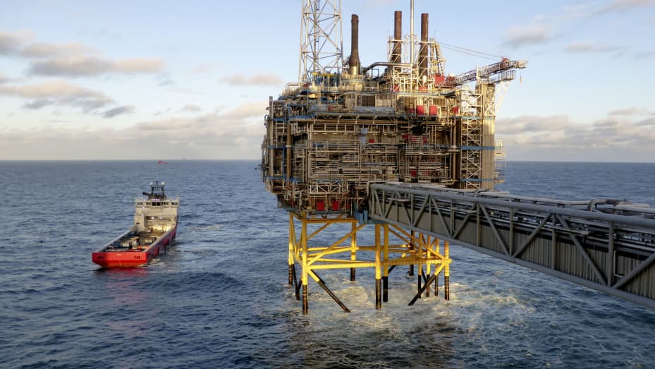 Oil rises 1.5% as Saudi Arabia signals OPEC deal extension