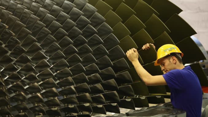 Un trabajador hace girar una turbina de gas durante el montaje en la fábrica de turbinas de gas de Siemens el 8 de enero de 2010 en Berlín, Alemania.