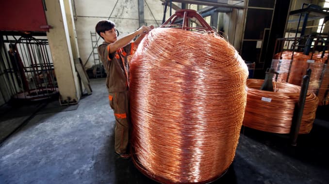 Un trabajador etiqueta productos de cobre en la fábrica de cables Truong Phu en la provincia norteña de Hai Duong, en las afueras de Hanoi, Vietnam, el 11 de agosto de 2017.