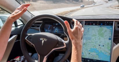 Senator asks Tesla to rebrand its Autopilot feature because it can confuse drivers