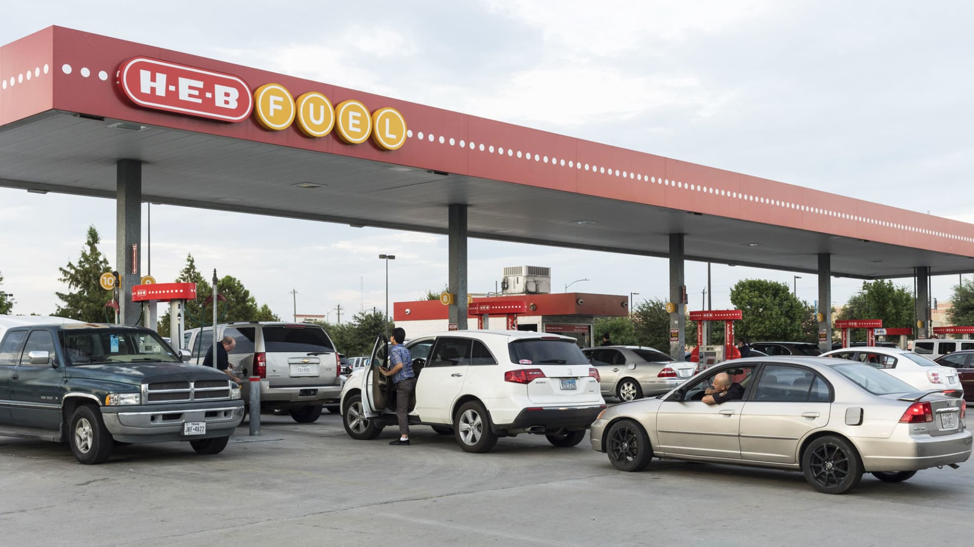 Customers wait in line to refuel at an HEB Fuel gas station in Houston, Texas, on Thursday, Aug. 24, 2017.