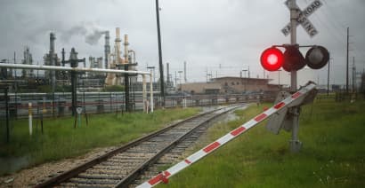 Harvey shuts down largest US oil refinery, bears down on Louisiana plants