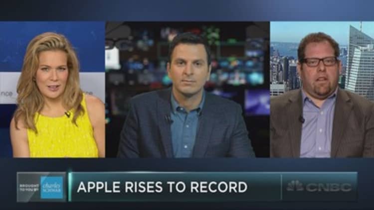 Apple hits a record high – and some see more gains ahead