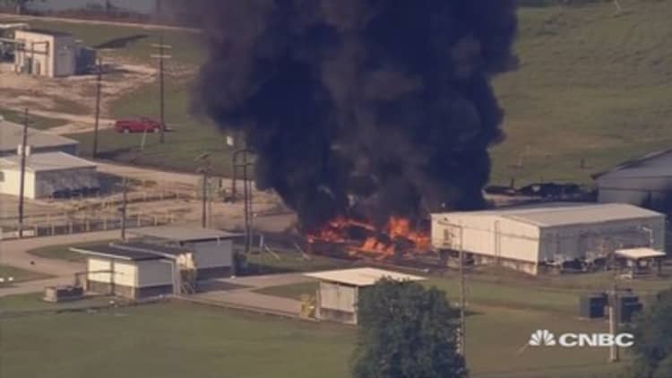 Texas chemical plant fire rages