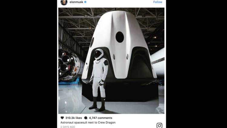 Elon Musk reveals the complete SpaceX spacesuit for the first time