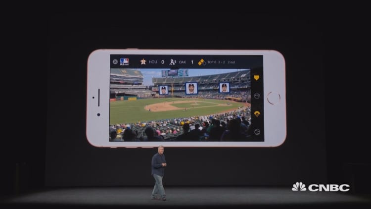 Watch Apple demonstrate the new iPhone 8's augmented reality features