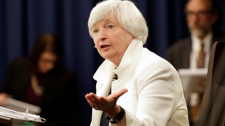 Larry Summers backs Yellen to stay as Fed chair