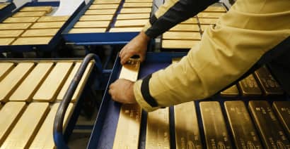 Gold sheds over 1% as bets for big Fed rate cut fade