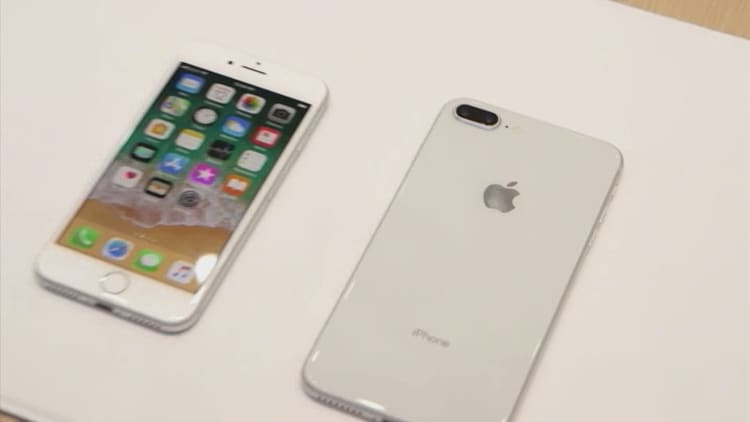 How much the iPhone 8 cost to make compared to what Apple sells them for
