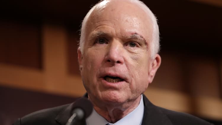 McCain backs bill to regulate political ads