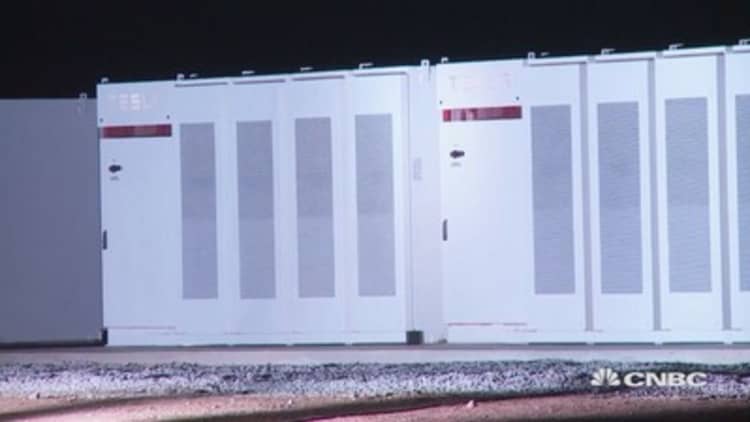 Elon Musk is building the world's largest lithium ion battery plant