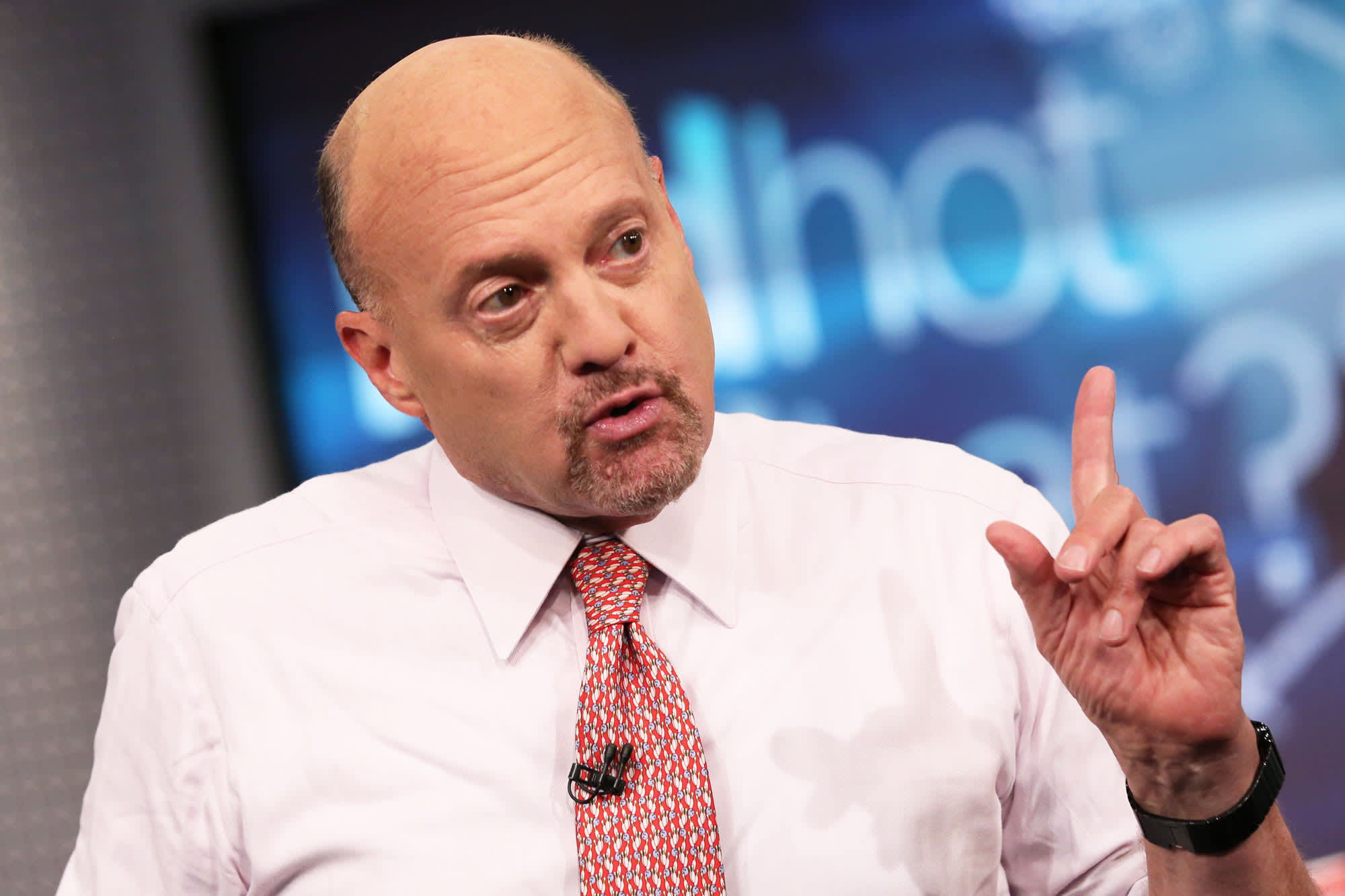 Jim Cramer sees signs that inflationary pressures are easing, believes the Fed’s political approach is correct
