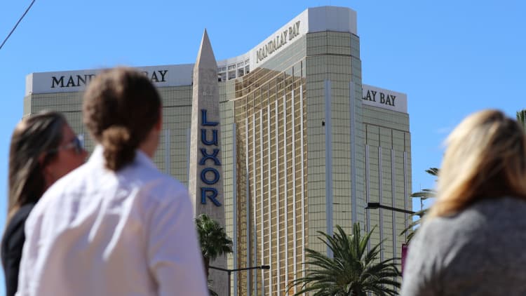 Travelers remain unafraid after violence in Las Vegas