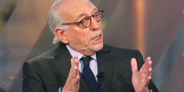 Hedge-fund manager Nelson Peltz says the government should insure all bank deposits — for a price