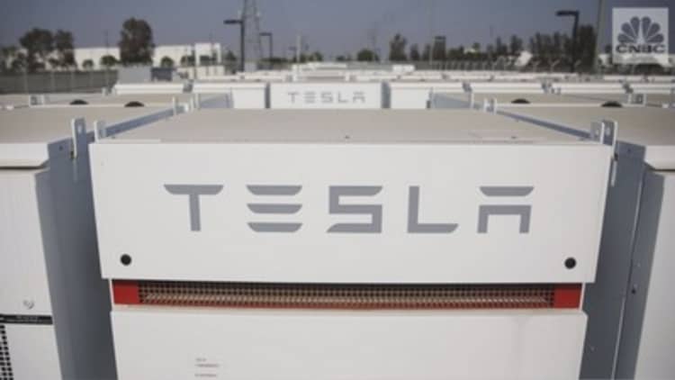 Elon Musk says Tesla can rebuild Puerto Rico's power grid