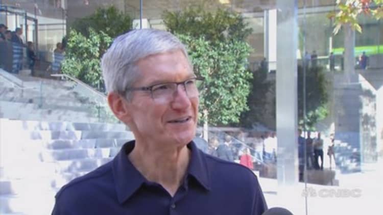 Tim Cook visits new Chicago flagship Apple Store