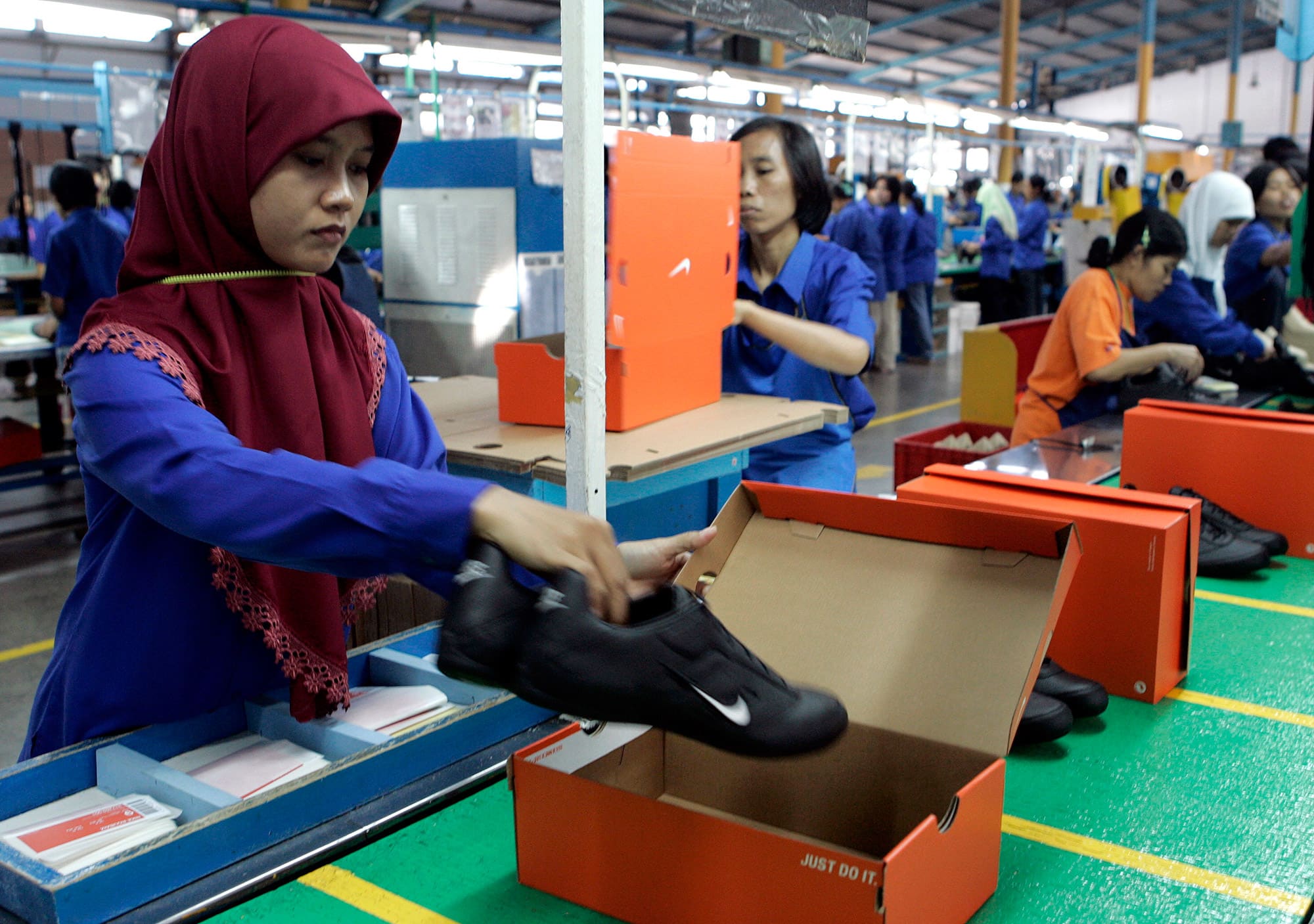 Retailer Nike on robotics threatens Asia low-cost workforce