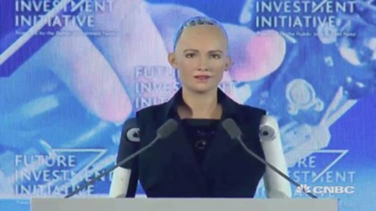 Watch CNBC's Andrew Ross Sorkin interview a lifelike robot named Sophia