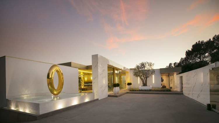 This $100 million LA mansion is has a gold Cristal room and a gold champagne shooter