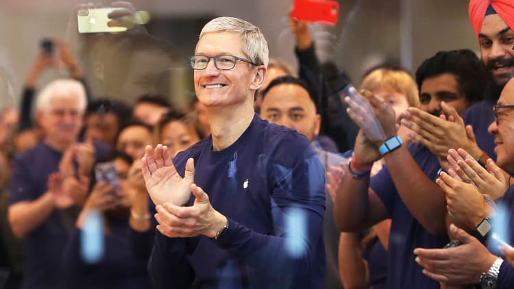 Apple to give employees bonuses of $2,500 in stock