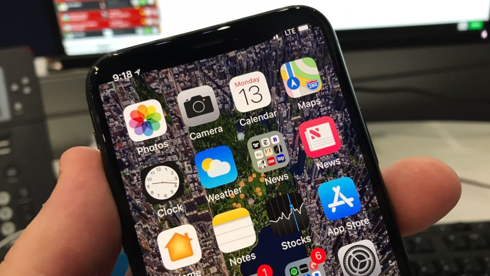 download the iPhone X 'Notch Remover' app