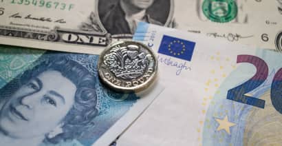 Sterling tumbles on Brexit worries; dollar rebounds 