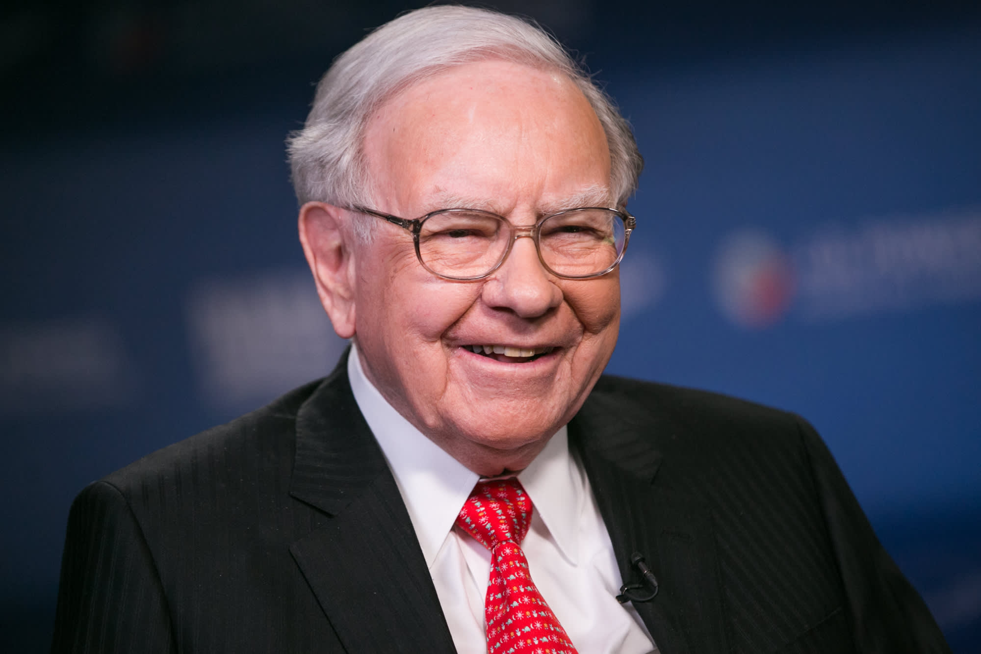 Warren Buffett's key tip for success: Read 500 pages a day