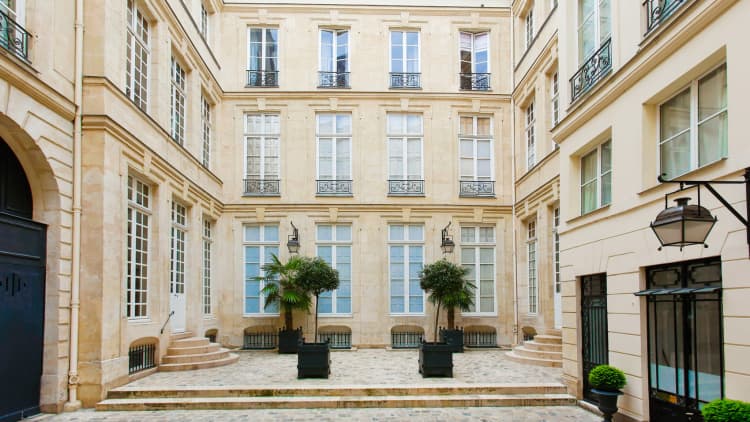 This townhouse with a giant secret garden is one of the most expensive homes in Paris