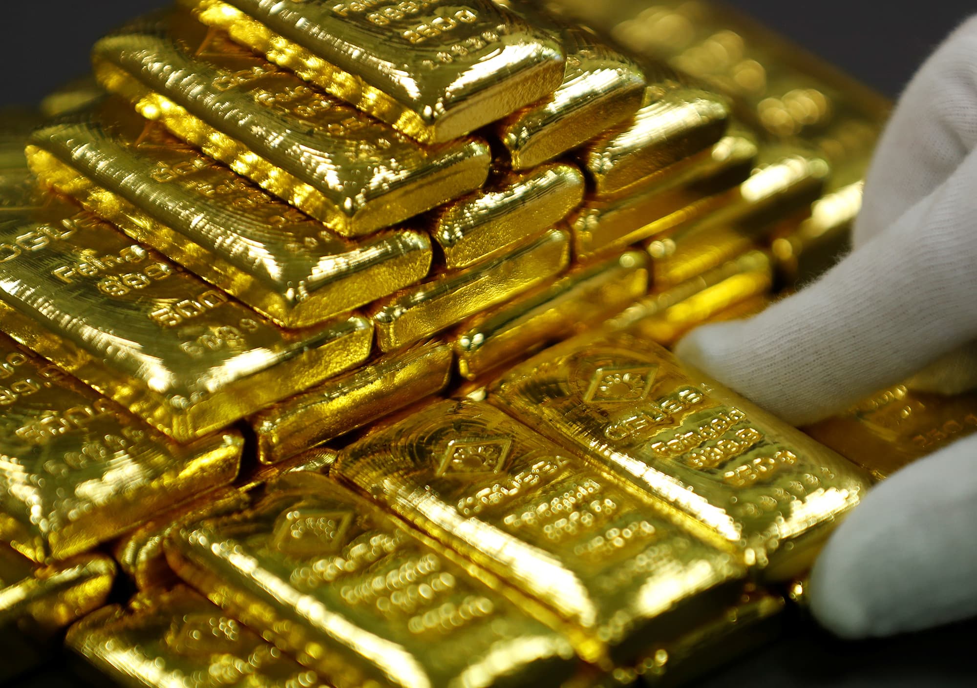 Gold positive factors as U.S. greenback and bond yields ease; merchants give attention to U.S. inflation information