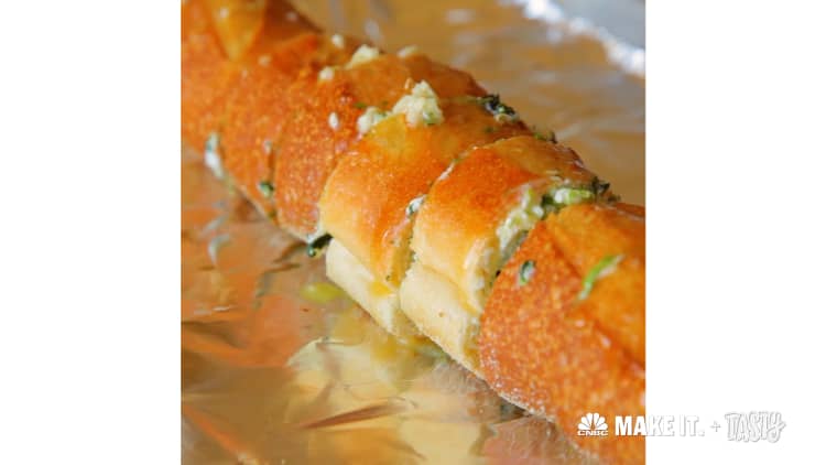 These 4 easy garlic bread recipes will be a hit at any office holiday potluck