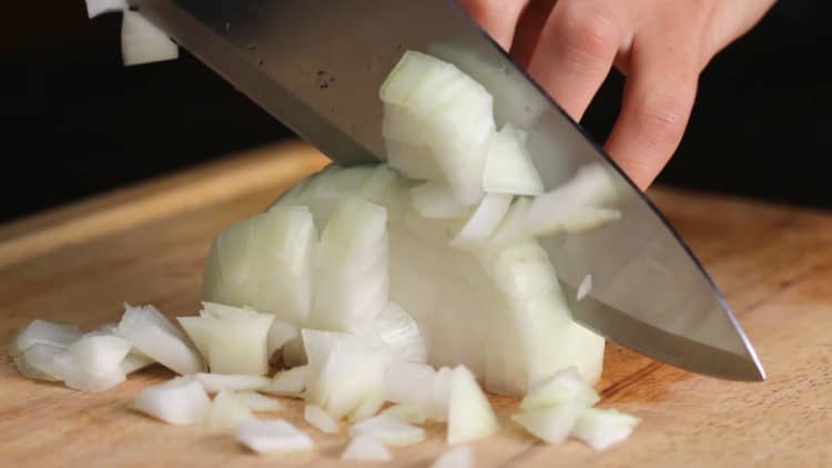Basic knife skills you should master in your 20s