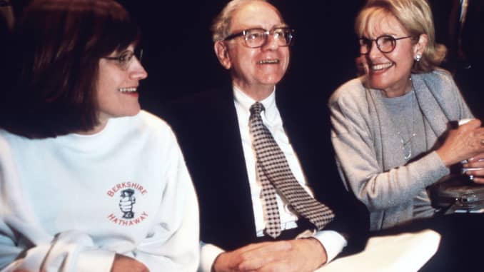 Warren Buffett, CEO of Berkshire Hathaway, with wife Susan and daughter Susan at the Berkshire Hathaway shareholders meeting in 1997.