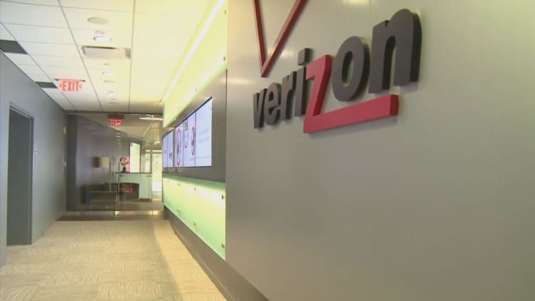 Verizon says many workers will receive shares of stock