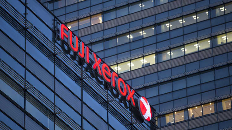Shareholder blocks Xerox-Fuji deal, sues for fraud