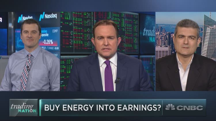 As energy giants Chevron and Exxon report earnings, are either worth a buy?