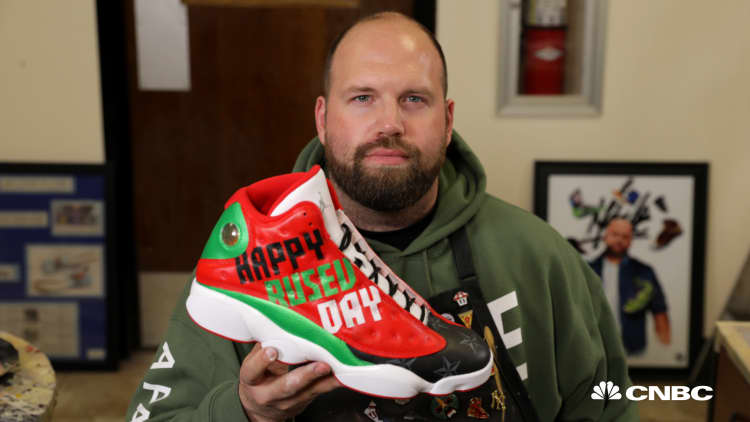 This 38-year-old went from his mom's basement to making six figures as the NFL’s go-to sneaker artist
