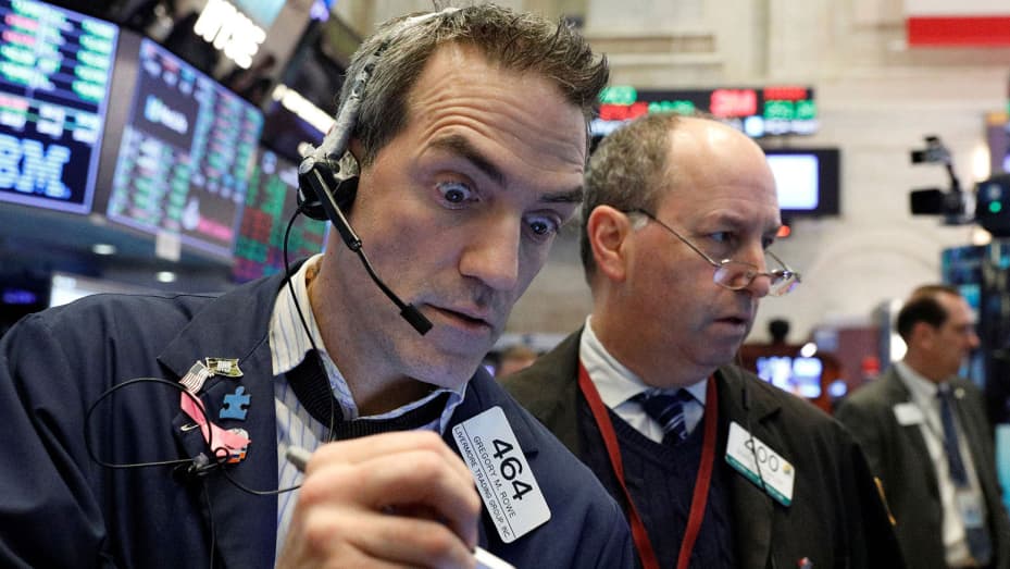 Los comerciantes trabajan en el piso de la Bolsa de Valores de Nueva York (NYSE) en Nueva York, EE. UU., 31 de enero de 2018.