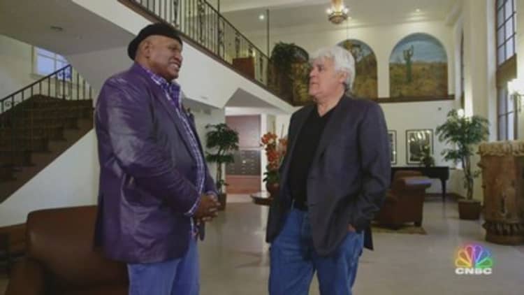 Jay Leno meets up with comedian George Wallace to discuss segregation